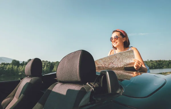 Mulher Mapa Estradas Durante Sua Viagem Automóvel — Fotografia de Stock