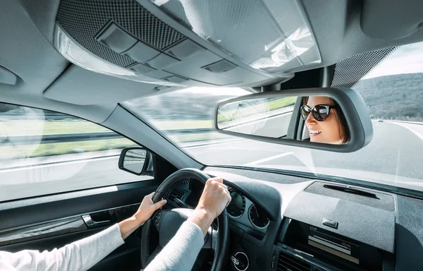 Mujer Conducir Coche Refleja Espejo Retrovisor —  Fotos de Stock