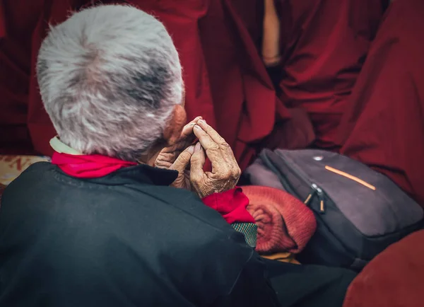 Ręce Starego Buddyjskiego Mnicha Geście Modlitwy — Zdjęcie stockowe