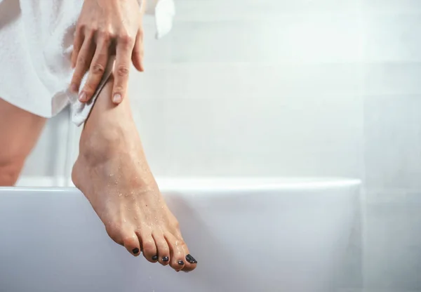 Well Groomed Woman Feet Bathtub Edge — Stock Photo, Image