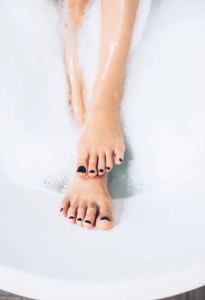 Pernas Mulher Bem Tratadas Com Pedicure Preto Banheira — Fotografia de Stock