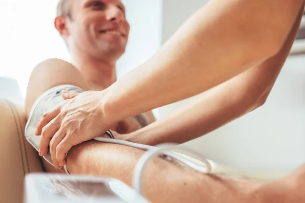 Een Verpleegster Doet Pulsometr Boeien Arm Van Patiënt Vast — Stockfoto