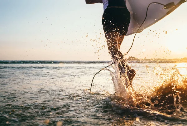 Close Beeld Water Spat Uit Benen Van Surfer Lopen Oceaan — Stockfoto