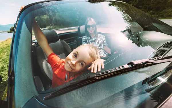 Sou Como Viajar Com Minha Mãe Menino Faz Caras Engraçadas — Fotografia de Stock