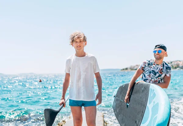 Ritratto Adolescente Biondo Suo Padre Sorridente Che Trasporta Surf Nella — Foto Stock