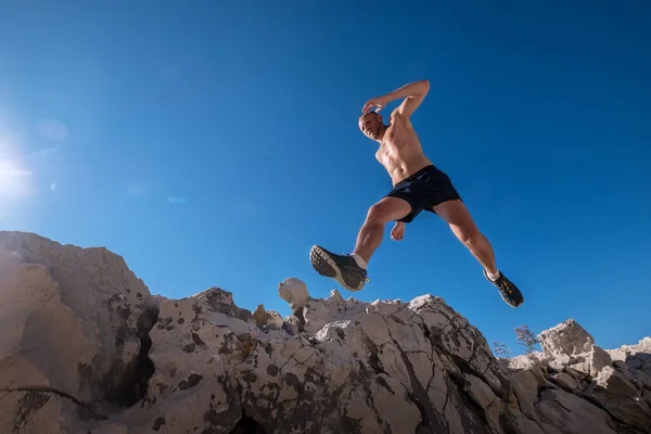 Corsa Veloce Attiva Montagna Corpo Sudato Corridore Muscoloso Cielo Saltando — Foto Stock