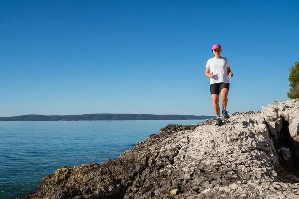 Mujer Joven Vestida Con Ropa Deportiva Gorra Rosa Disfrutando Jogging —  Fotos de Stock