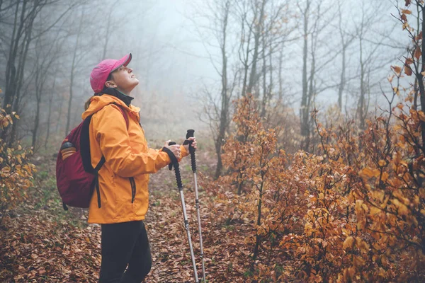 Chaqueta Naranja Brillante Vestida Joven Mochilera Disfrutando Naturaleza Ella Caminando — Foto de Stock