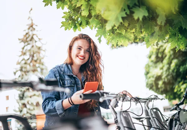 Retrato Sonriente Pelo Largo Rizado Rojo Caucásico Adolescente Bloquear Bicicleta —  Fotos de Stock