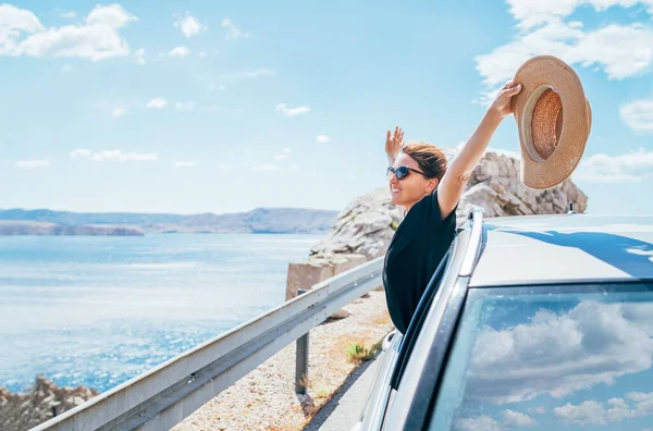 Retrato Mujer Alegre Disfrutando Del Viaje Por Carretera Junto Mar — Foto de Stock