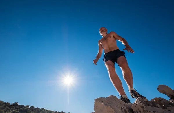 Active Fast Running Mountain Sweaty Body Muscular Runner Just Achieved — Stock Photo, Image
