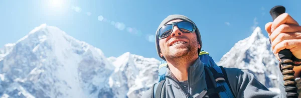 Tabche 6495Mとトレッキングポール Uv保護サングラスで6440メートルのピークの背景に笑みを浮かべてハイカーの男の肖像画 エベレストベースキャンプトレッキングルートで山の景色を楽しむ — ストック写真