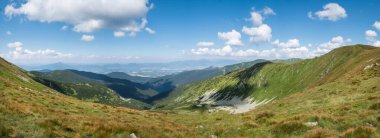 Slovakya 'daki Liptov bölgesi, High Tatras, Liptovska Mara Gölü' ne Low Tatras (Nizke Tatry) Crest Trail 'den panoramik manzara. Tüm dağ sıraları boyunca popüler yürüyüş rotası