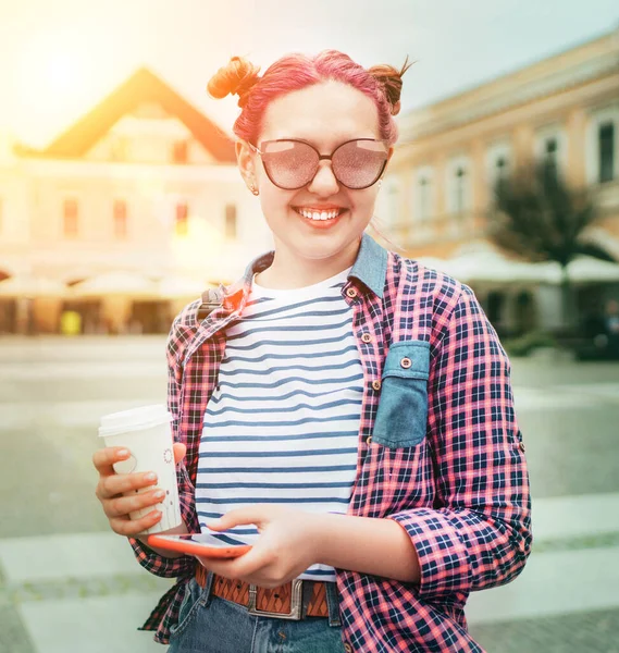 Schöne Junge Teenagerin Mit Außergewöhnlicher Frisur Karierten Hemd Mit Coffee — Stockfoto