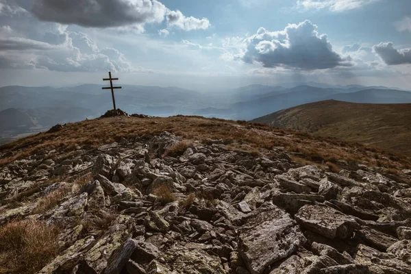 Patriarchaal Kruis Bergtop Met Spectaculaire Zonnestralen Door Wolken Lage Tatra — Stockfoto