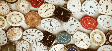 Eski moda, küçük bilek saati paslı, elleri arka planda.