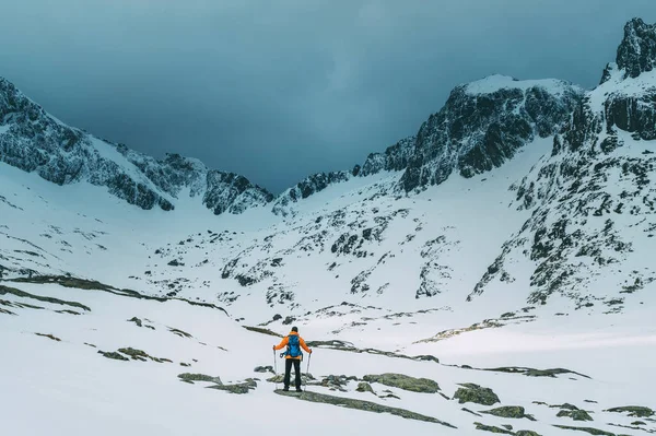 Gekleed Helder Oranje Jasje Backpacker Man Met Trekking Palen Genieten — Stockfoto