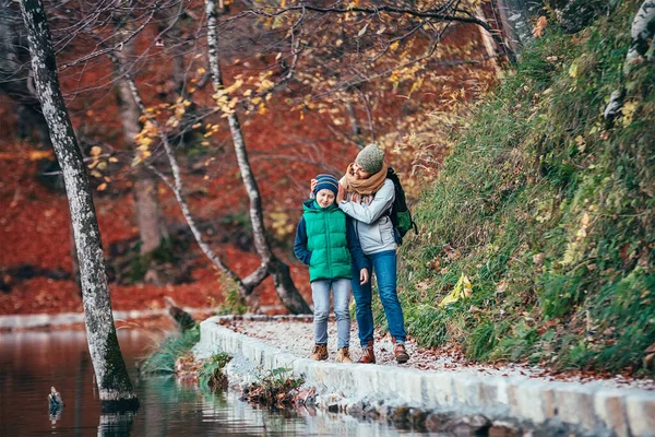 Anne Oğlu Göl Kenarındaki Güzel Sonbahar Parkında Yürüyüş Yolunda Yürürken — Stok fotoğraf