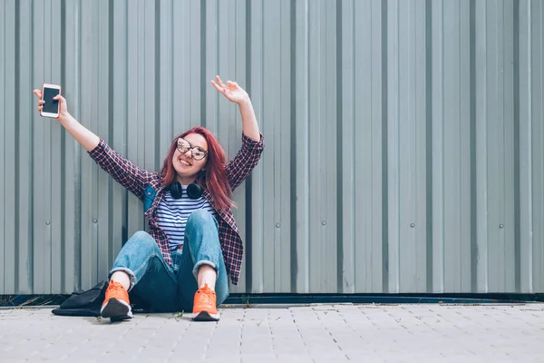 Mladý Krásný Moderní Usmívající Žena Teenager Kostkované Košili Džíny Sluchátky — Stock fotografie