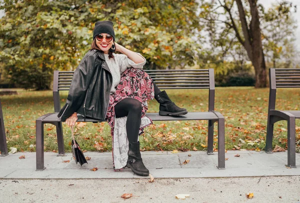 Herzlich Lachende Weiblich Gekleidete Mode Boho Stil Buntes Langes Kleid — Stockfoto