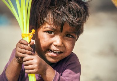 Choglamsar, Ladakh bölgesi, Hindistan - 19 Ağustos 2016: Küçük Hintli çocuk 19 Ağustos 2016 tarihinde Choglamsar, Leh bölgesi, Jammu & Kashmir, Hindistan 'da balonları sattı.