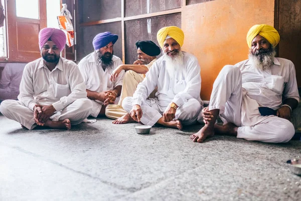 Człowiek Sikhs Wolnej Stołówce Golden Temple — Zdjęcie stockowe