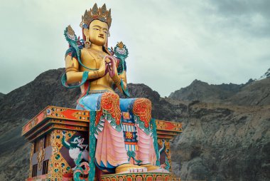 Hindistan 'ın kuzeyindeki Nubra Vadisi' ndeki Diskit Gompa (Diskit Manastırı) yakınlarındaki Maitreya Buddha heykeli.