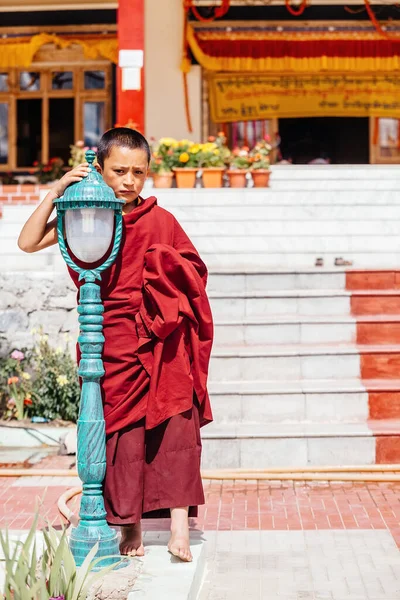 Wioska Thiksey Ladakh Indie Serca Portret Młodego Mnicha Stojącego Pobliżu — Zdjęcie stockowe