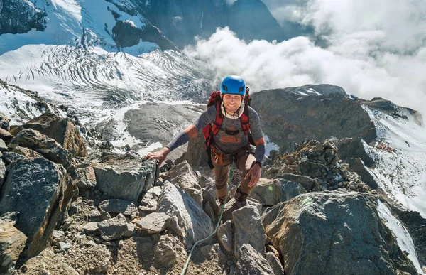 Альпинист Ремнях Безопасности Шлем Рюкзаком Поднимающимся Скальной Стене Ледником Bionnassay — стоковое фото