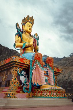 Hindistan 'ın kuzeyindeki Nubra Vadisi' ndeki Diskit Gompa (Diskit Manastırı) yakınlarındaki Maitreya Buddha heykeli.