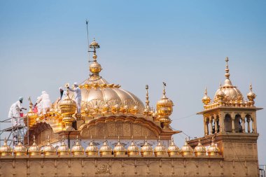 Amritsar, Hindistan - 15 Ağustos 2016 'da Amritsar, Panjab, Hindistan' da Altın Tapınak (Harmandir Sahib) kubbesindeki temizlik servisi.