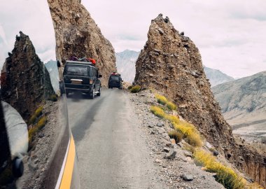 Hint dağ yolunda trafik vardı. Leh - Manali otoyolu.