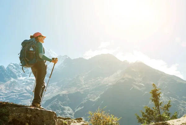 Joven Mochilera Excursionista Usando Bastones Trekking Disfrutando Vista Montaña Durante — Foto de Stock