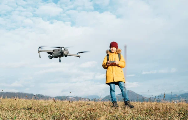 Nahaufnahme Einer Fliegenden Drohne Mit Teenager Junge Gelber Jacke Hintergrund — Stockfoto