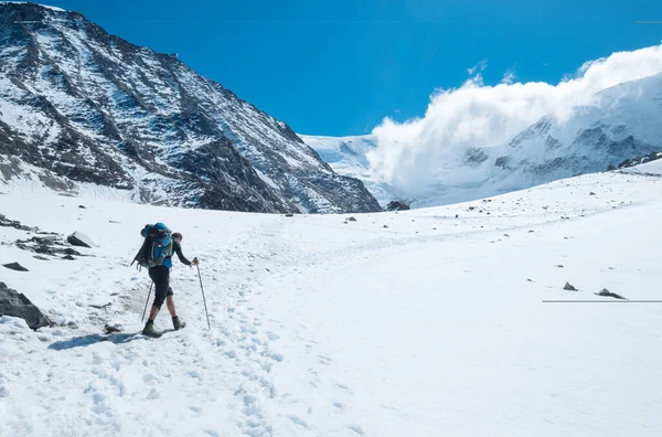 Hombre Mochilero Escalador Activo Con Bastones Trekking Mochila Escalada Mont — Foto de Stock