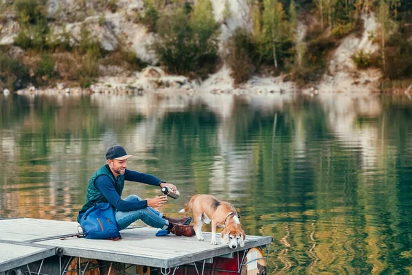 Nsan Köpek Sahibi Arkadaş Canlısı Köpek Dağ Gölündeki Ahşap Iskelede — Stok fotoğraf