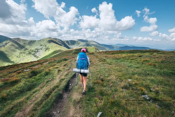 年轻的女徒步旅行者用带有背包的跟踪杆走过斯洛伐克的马拉法特拉山脉 积极生活方式概念形象 — 图库照片