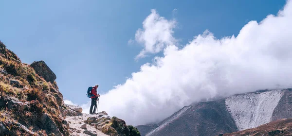 Die Silhouette Eines Wanderers Auf Wolkenhintergrund Der Auf Einem Pfad — Stockfoto