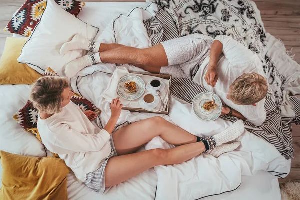 Вид Сверху Пару Пижамном Расслаблении Лежащую Уютной Кровати Спальне Пьющую — стоковое фото
