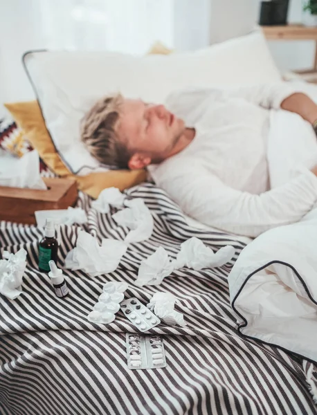 Много Использованных Бумажных Салфеток Лекарств Одеяле Нездоровым Усталым Человеком Лежащим — стоковое фото