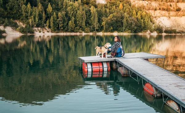 Femme Propriétaire Chien Son Ami Chien Beagle Sur Jetée Bois — Photo