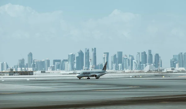 Doha Qatar Січня 2018 Літак Qatar Airways Середніми Хмарочосами Задньому — стокове фото