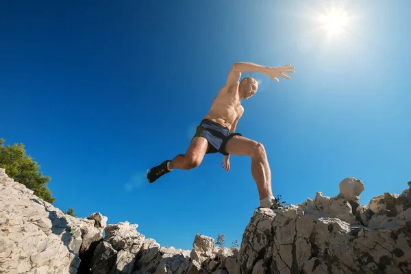 Sky Runner Sweaty Muscular Body Running Mountain Jumping Cleft Cliff — Stock Photo, Image
