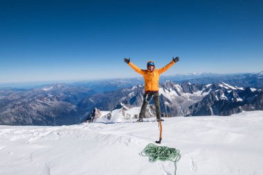 Mutlu gülümseyen halat takımı adamı baltayla turuncu mou giymişti.