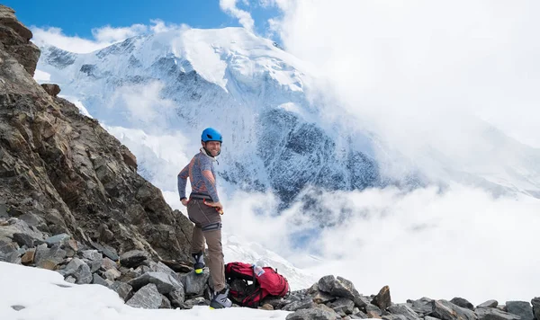 Szczęśliwy Uśmiechnięty Alpinista Bezpiecznej Uprzęży Kask Plecakiem Mijającym Grand Couloir — Zdjęcie stockowe