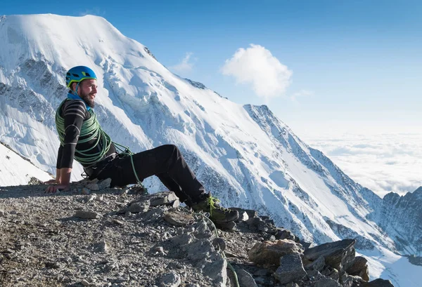 Alpiniste Barbu Dans Harnais Sécurité Casque Sur Corps Enveloppé Corde — Photo