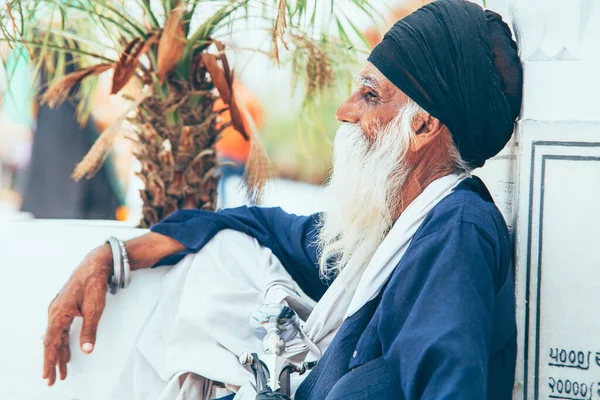 Amritsar India August Portrait Old Sikh Sitting Golden Temple Harmandir — Stock Photo, Image