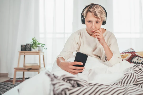 Fiatal Kényelmes Ágy Öltözött Pizsama Böngészi Interneten Zenét Hallgat Vezeték — Stock Fotó