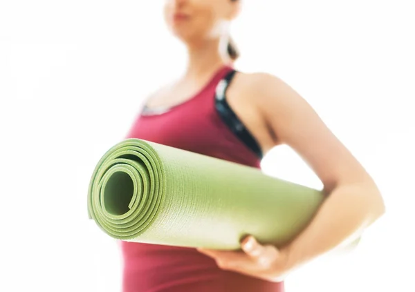 Mujer Joven Sosteniendo Estera Goma Yoga Gimnástica Enrollada Luz Fondo — Foto de Stock