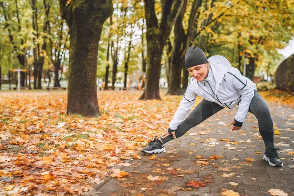 Ajuste Mujer Atlética Haciendo Ejercicio Antes Correr Parque Otoñal Ciudad —  Fotos de Stock